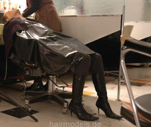 Charger l&#39;image dans la galerie, 629 Sarka shampooing clip in rubber shampoocape by LauraB