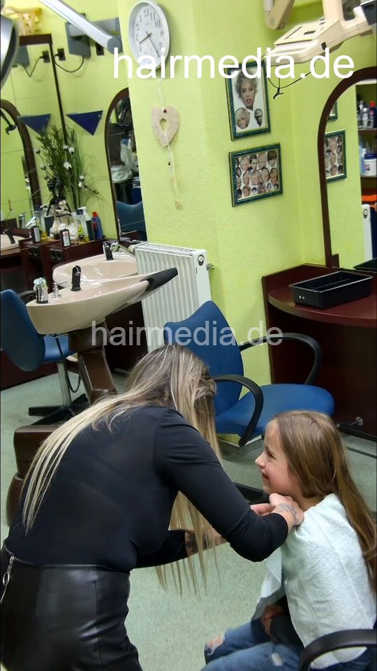 544 Barberette Paulina younger daughter 1 st run hair kneeling forward wash and blow - vertical cam