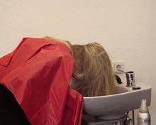 将图片加载到图库查看器，746 RebeccaW hobby salon shampooing forward over backward bowl by barber