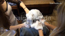 Charger l&#39;image dans la galerie, 9061 2 TatjanaR 4-hand upright hair wash shampoo party in pvc shampoocape
