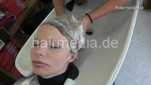 Laden Sie das Bild in den Galerie-Viewer, 1036 03 AnnaLena backward pampering wash salon shampooing in pvc shampoocape