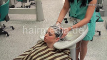 将图片加载到图库查看器，350 Oxana by Jacqueline backward salon shampooing in green nylon apron