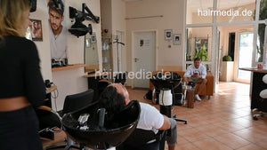 1204 06 MichelleH doing Philipp backward salon shampooing