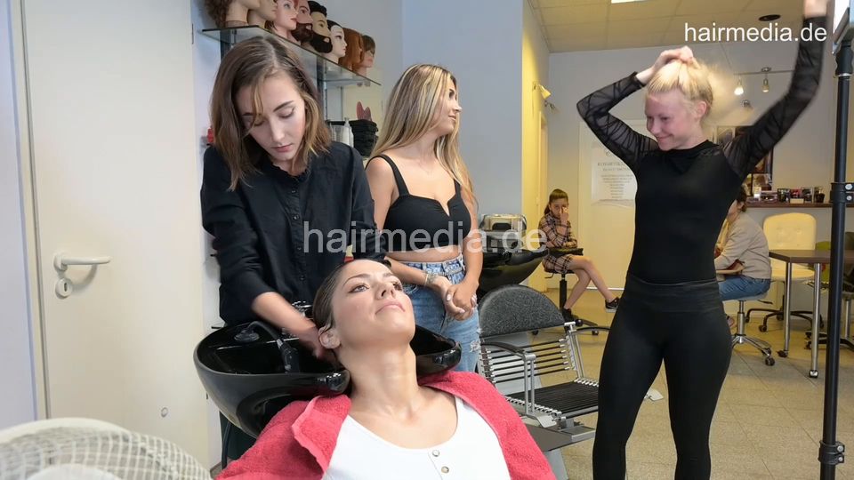 7114 07 MichelleB shampooing Mara backward part 2
