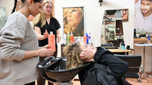 Laden Sie das Bild in den Galerie-Viewer, 542 09 VanessaH shampoo fresh styled curly hair