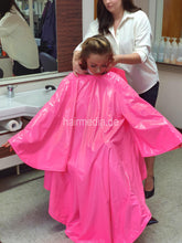 Carica l&#39;immagine nel visualizzatore di Gallery, PVC Salon cape very large and heavy pink