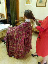 Laden Sie das Bild in den Galerie-Viewer, 1042 s1386 barbershop caping session MariaK MarieM Parastu OlgaS caping session