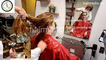 Laden Sie das Bild in den Galerie-Viewer, 1050 220423 Zoya shampoo and cut Sabine, watching barber, salon talking