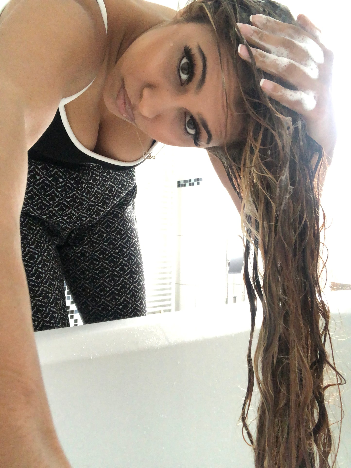 1057 Zoya XXL hair 300320 self forward bathtub wash