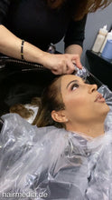 Carica l&#39;immagine nel visualizzatore di Gallery, 1057 Zoya XXL hair 201021 salon coloring, washing part in large shiny cape