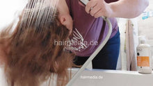 Laden Sie das Bild in den Galerie-Viewer, 1076 LindaO self shampooing at home blow dry and styling