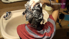 Laden Sie das Bild in den Galerie-Viewer, 9043 Lucia hairspray self wash shampoo into dry hair