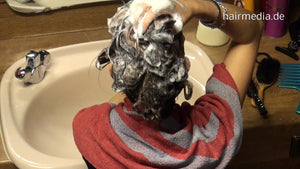 9043 Lucia hairspray self wash shampoo into dry hair