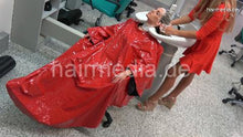 将图片加载到图库查看器，1149 03 Barberette OlgaB shampooing Steffi in large vinyl shampoocape in salon backward manner