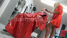 Carica l&#39;immagine nel visualizzatore di Gallery, 1149 03 Barberette OlgaB shampooing Steffi in large vinyl shampoocape in salon backward manner