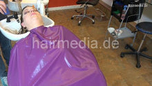 Carica l&#39;immagine nel visualizzatore di Gallery, 1152 curvy TineZ by barber backward shampooing in heavy purple pvc cape