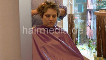 Load image into Gallery viewer, 1152 curvy TineZ by barber backward shampooing in heavy purple pvc cape