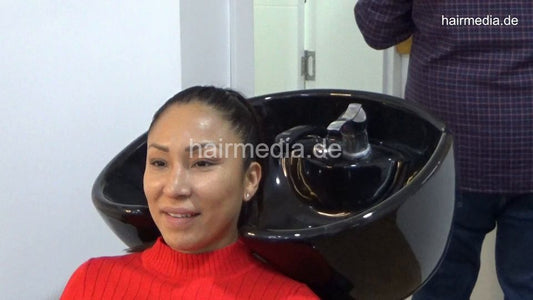 1155 Neda Salon 20211108 chewing Daisy by barber backward salon shampoo hair and facewash