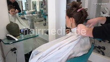 Laden Sie das Bild in den Galerie-Viewer, 1156 02 VanessaT salon very long backward shampoo by barber