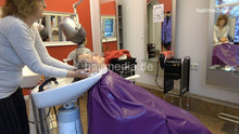 将图片加载到图库查看器，1182 21_11_07 HannaM 1 genuine perm backward wash salon shampooing in pink PVC cape