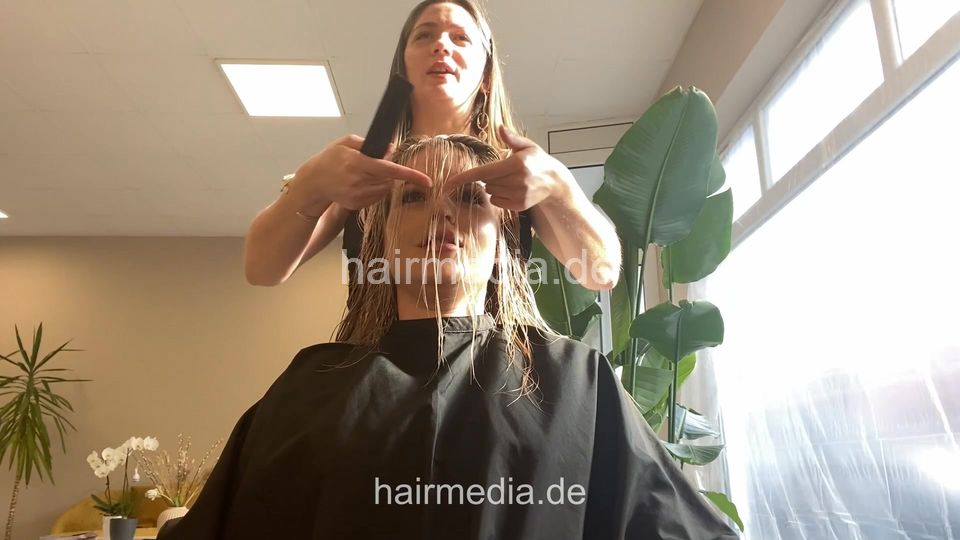 1198 LisaM haircut salon bangs cut part