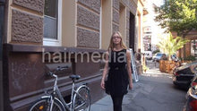 Load image into Gallery viewer, 7056 Maja blonde long teen hair 1 backward wash shampooing in Hannover salon