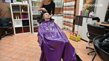 Charger l&#39;image dans la galerie, 1210 MichelleH and sister Vanessa leatherpants 2 shampooing in pink pvc cape