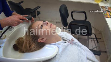 7056 Maja blonde long teen hair 1 backward wash shampooing in Hannover salon