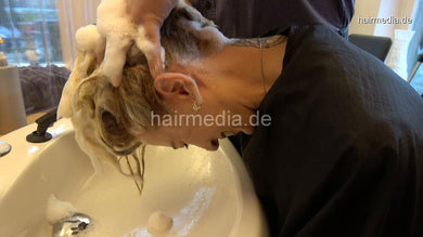 8200 Joanna 14 forward shampooing by barber, Zoya controlled