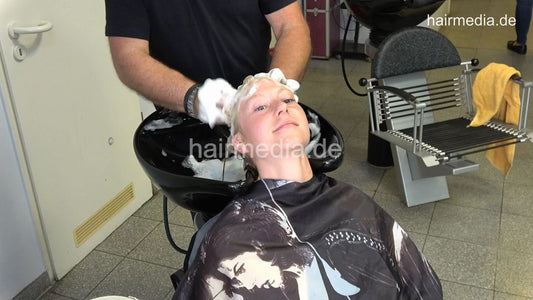 7114 15 LuisaK backward shampooing by barber