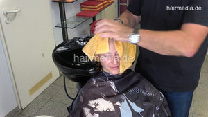 7114 15 Luisa backward shampooing by barber