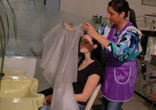 将图片加载到图库查看器，520 DanielaE by Mina in apron forward salon shampooing hairwash
