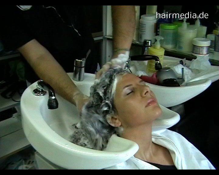 8077 Ludmilla 1 thick hair shampooing Italy salon by barber