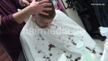 将图片加载到图库查看器，2012 20201209 xmas salon barber session by Nico 2 buzzcut