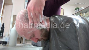 2012 20201209 xmas salon barber session by Nico 4 forward wash Canan controlled