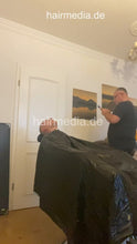 Laden Sie das Bild in den Galerie-Viewer, 2012 221023 a home barberchair multicape buzzcut