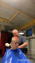 将图片加载到图库查看器，2012 221225 Berlin salon xmas buzz and bleach