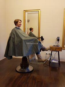 1215 Darmstadt salon caping session salon owner and daughter 180131 electric chair