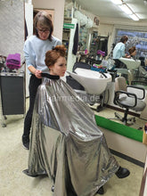 Laden Sie das Bild in den Galerie-Viewer, 6194 JuliaR 1 readhead backward salon shampooing hairwash in shiny shampoocape