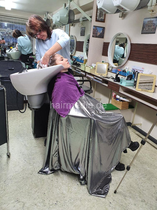 6194 JuliaR 1 readhead backward salon shampooing hairwash in shiny shampoocape