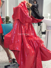 将图片加载到图库查看器，PVC Salon cape very large and heavy red