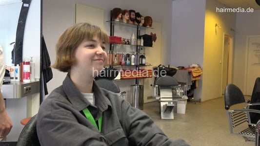 7202 Ukrainian hairdresser in Berlin 220515 1st 1 shampoo part