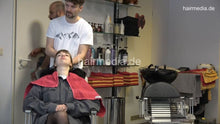Charger l&#39;image dans la galerie, 7202 Ukrainian hairdresser in Berlin 220515 1st 1 shampoo part