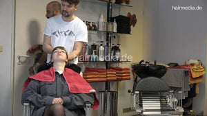 7202 Ukrainian hairdresser in Berlin 220515 1st 1 shampoo part