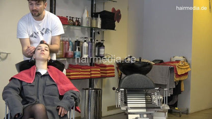 7202 Ukrainian hairdresser in Berlin 220515 1st 1 shampoo part