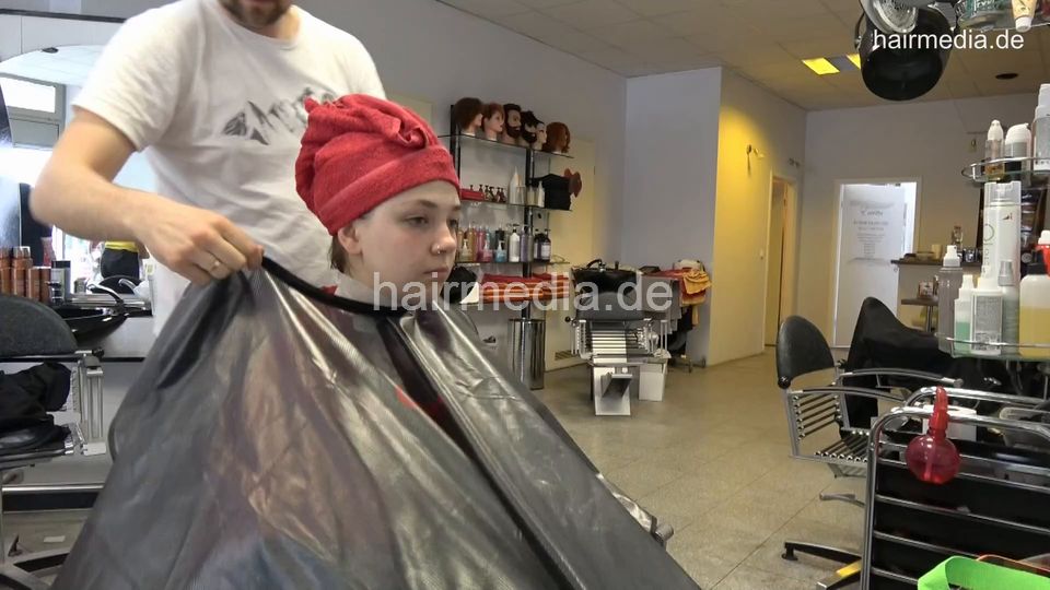 7202 Ukrainian hairdresser in Berlin 220515 1st 1 shampoo part