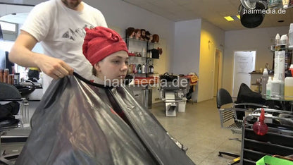 7202 Ukrainian hairdresser in Berlin 220515 1st 1 shampoo part