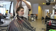 Cargar imagen en el visor de la galería, 7202 Ukrainian hairdresser in Berlin 220515 1st 1 shampoo part