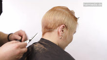 Cargar imagen en el visor de la galería, 1184 Moldavia 211213 Albina bleaching shampoo and short haircut