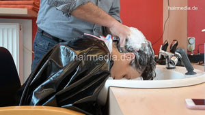1180 MichelleB by barber 2 forward wash in barberchair in Berlin salon in black large vinyl cape
